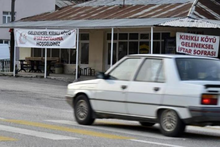 20 yıllık gelenek: Yoldan ge&ccedil;enlere &uuml;cretsiz iftar yemeği