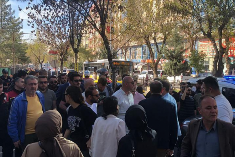 DEM Parti'nin se&ccedil;im kutlamalarında 9 kişi g&ouml;zaltına alındı