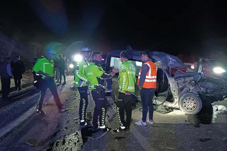 Gaziantep'te 3 ara&ccedil; birbirine girdi: 2 &ouml;l&uuml;, 2 yaralı