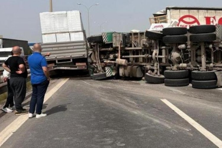 TEM otoyolunda zincirleme kaza! Yol trafiğe kapandı