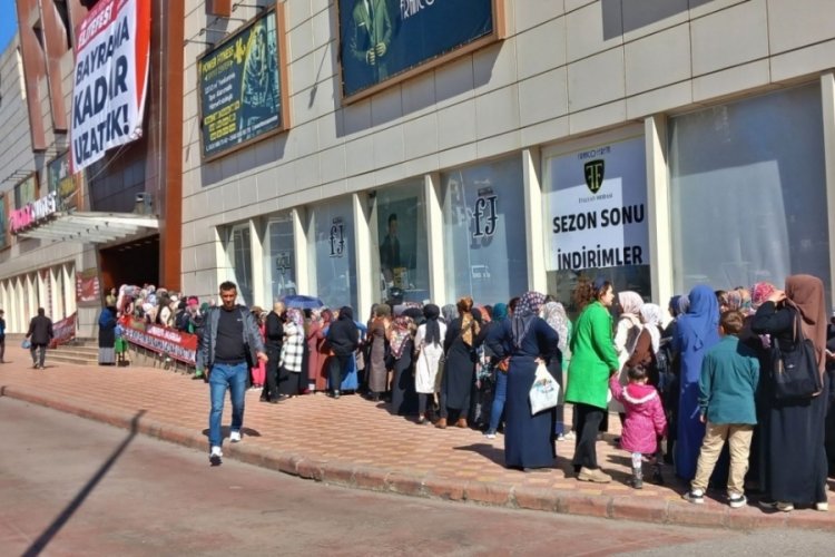 AVM'de izdiham: 200 liralık hediye &ccedil;eki i&ccedil;in metrelerce kuyruk oluştu