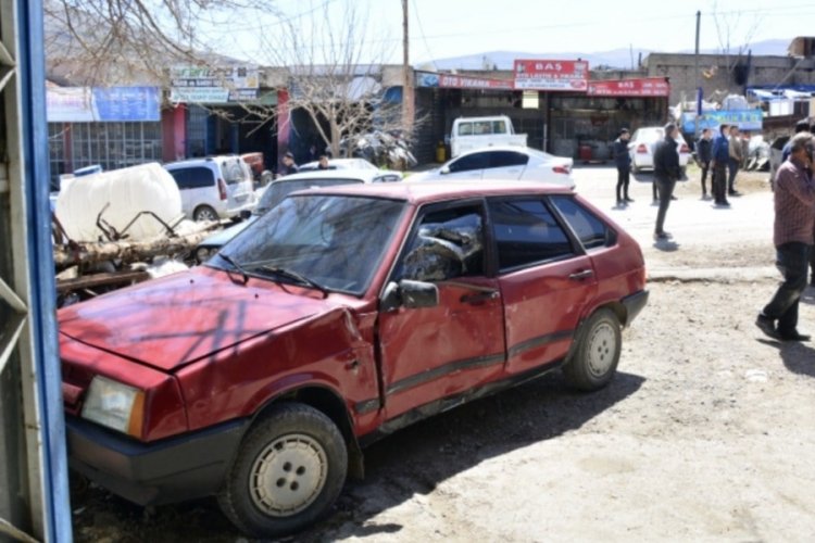 Kayseri'de kamyonun freni boşaldı: 10 ara&ccedil; ve 4 işyerine &ccedil;arparak durdu