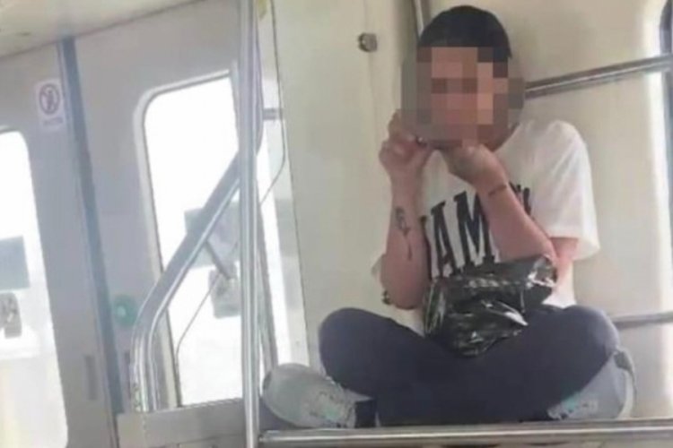 İzmir'de metroda uyuşturucu kullanan gen&ccedil; kız b&ouml;yle g&ouml;r&uuml;nt&uuml;lendi