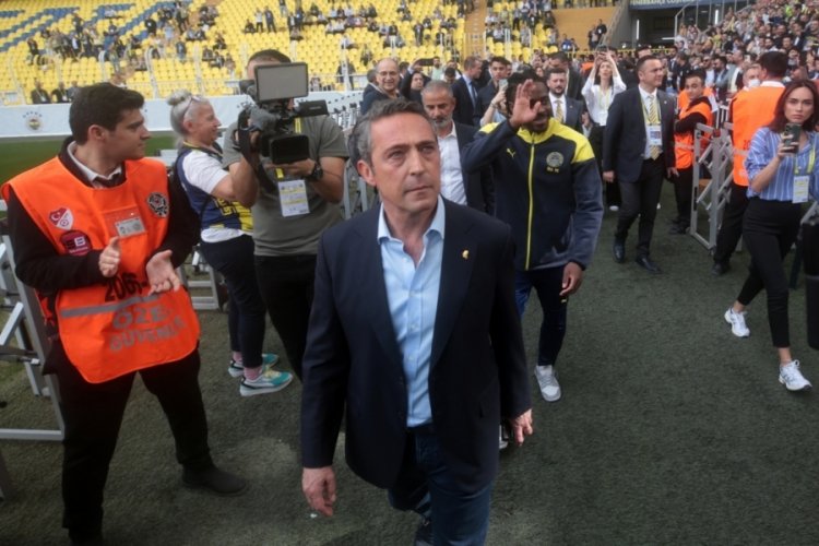 Ali Ko&ccedil;, İsmail Kartal ve futbolcular taraftarları selamladı