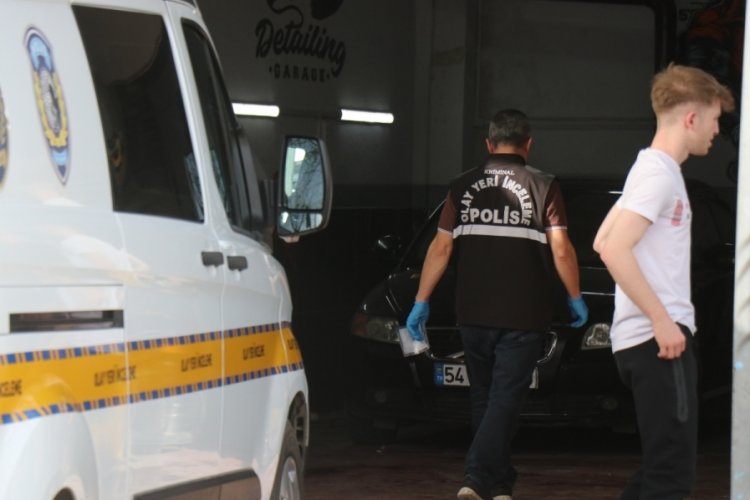 Sakarya'da  bir hafta &ouml;nce d&uuml;kkanı kurşunlandı, bug&uuml;n silahla yaralandı