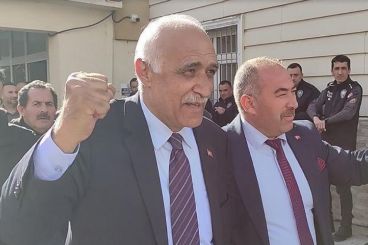 Ardahan &Ccedil;ıldır'da oylar eşit &ccedil;ıktı, kazananı kura belirledi!