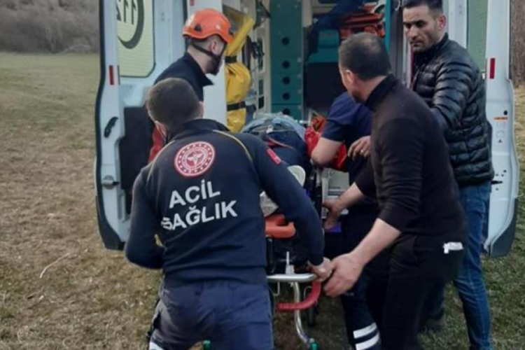 G&uuml;m&uuml;şhane'de yolcu minib&uuml;s&uuml; u&ccedil;uruma devrildi: Yaralılar var