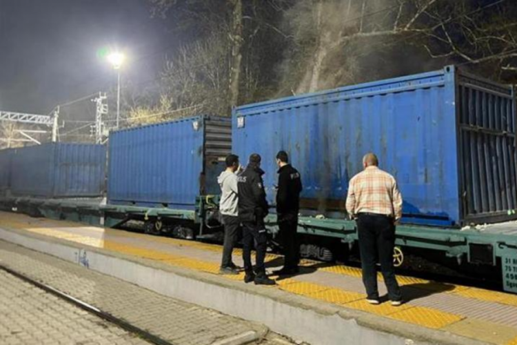Adana'da hareket halindeki y&uuml;k treninde yangın &ccedil;ıktı!