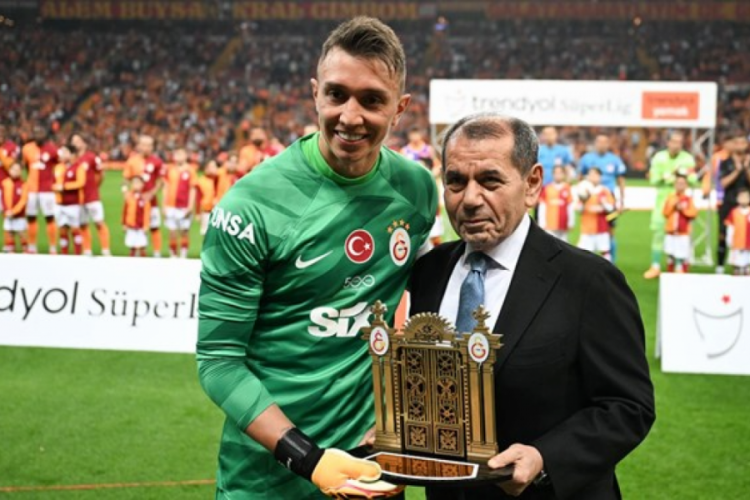 Dursun &Ouml;zbek'ten Fernando Muslera'ya plaket