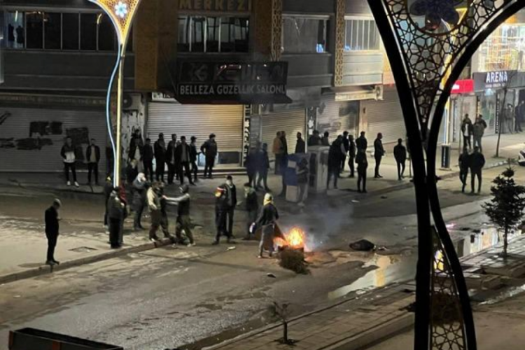 Van'da se&ccedil;im gerginliği! Ateş yakıp yolları kapattılar