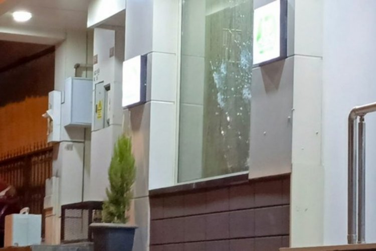 Otele silahlı saldırı: Seken mermi metrob&uuml;se isabet etti