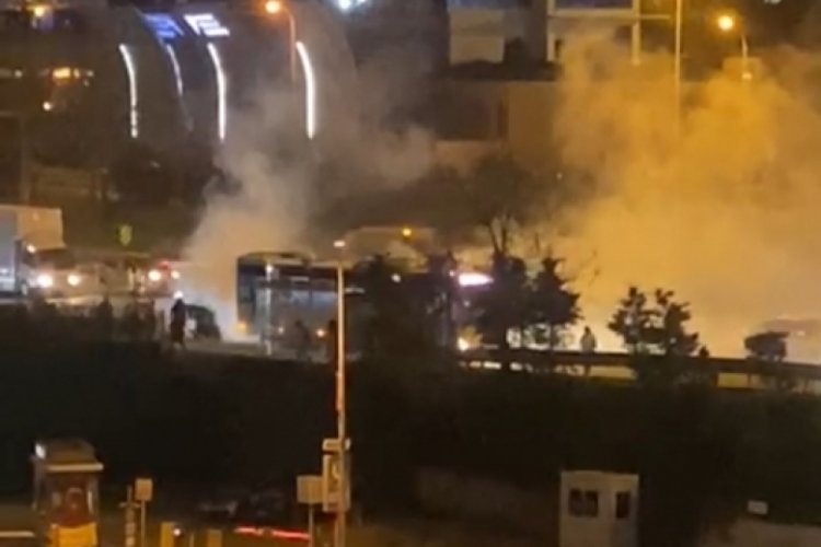 İstanbul'da seyir halindeki otob&uuml;sten dumanlar y&uuml;kseldi