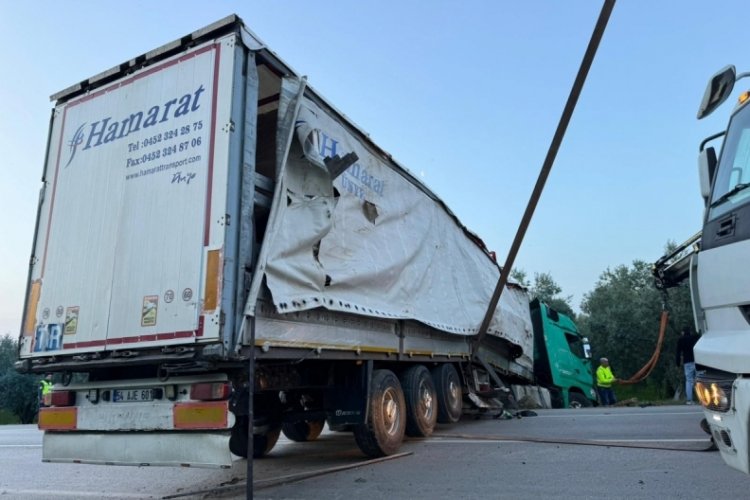Bursa'da kontrolden &ccedil;ıkan tır yol ortasına devrildi