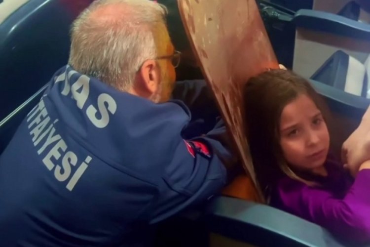 Sivas'da koltuk arasına sıkışan &ccedil;ocuğu itfaiye ekipleri