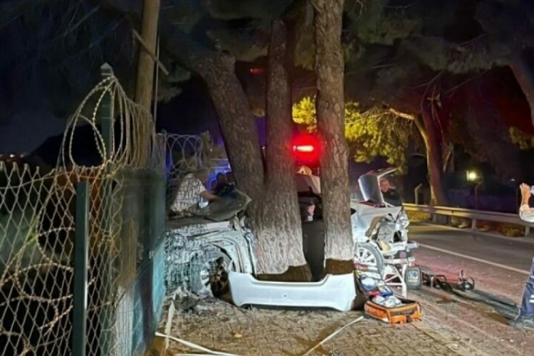 İzmir'de bir ara&ccedil; &ouml;nce otob&uuml;se sonra ağaca &ccedil;arptı! 2 &ouml;l&uuml;