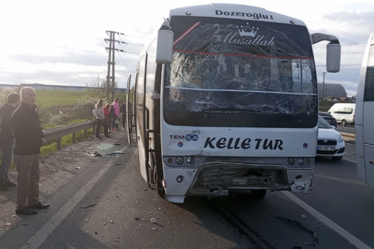 İş&ccedil;ileri taşıyan servis ile askeri personel taşıyan servis &ccedil;arpıştı, 16 kişi yaralandı