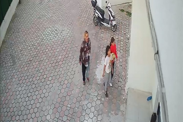 Adana'da 9 yaşındaki yeğenine parktaki kadının altın dolu &ccedil;antasını &ccedil;aldırdı