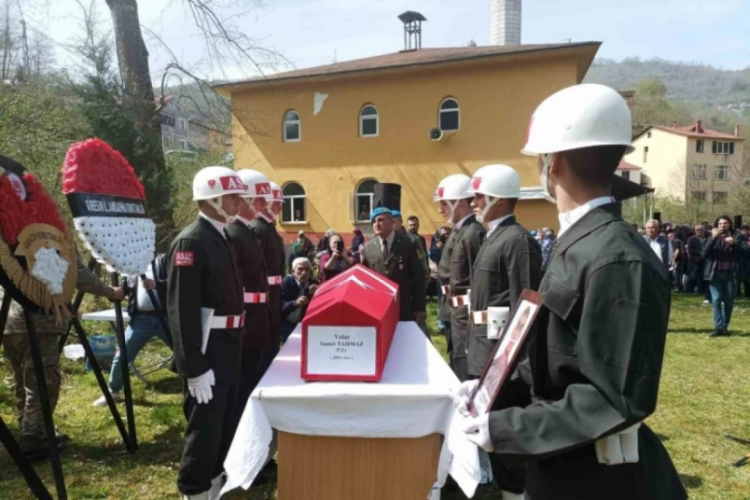 Askeri birliğinde yatağında &ouml;l&uuml; bulunan askere son veda