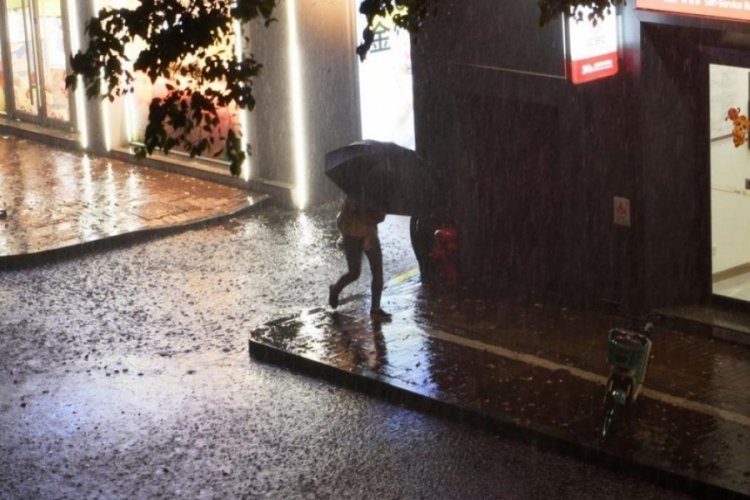 &Ccedil;in'de şiddetli fırtınalar can aldı: 7 &ouml;l&uuml;, 11 yaralı