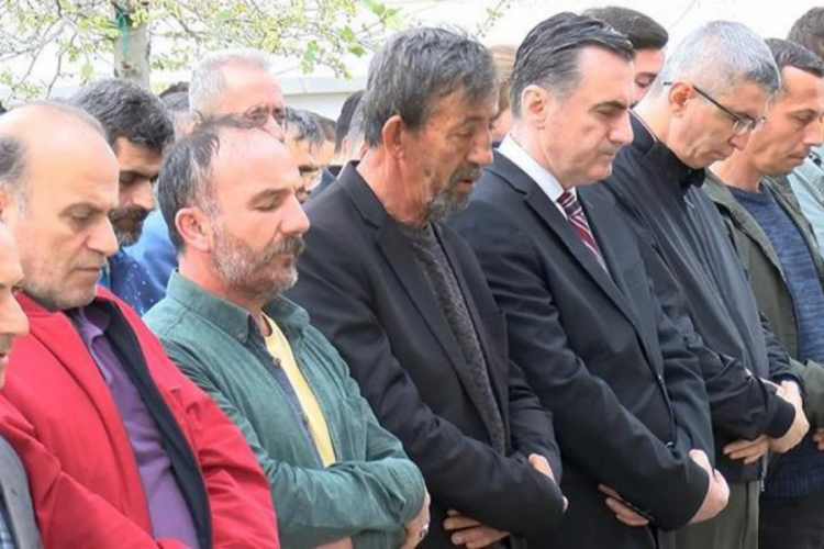 Gece kul&uuml;b&uuml; yangınında hayatını kaybeden Kadir Orhanoğlu toprağa verildi
