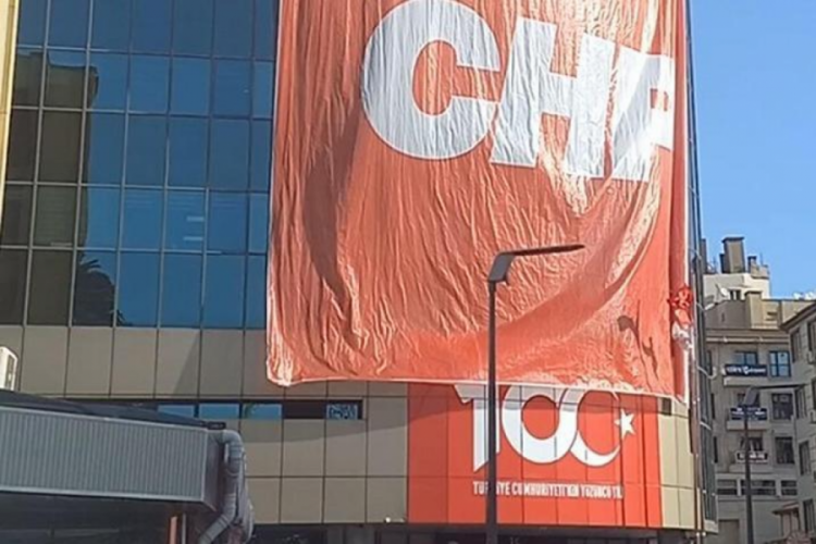Ahmet Akın: CHP bayrağı asanlar hakkında su&ccedil; duyurusunda bulunduk