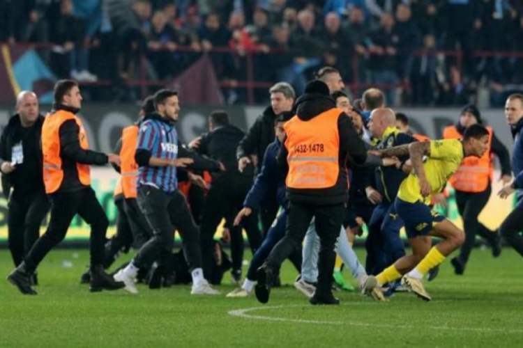 Olaylı Trabzonspor - Fenerbah&ccedil;e ma&ccedil;ında tahliye kararı!