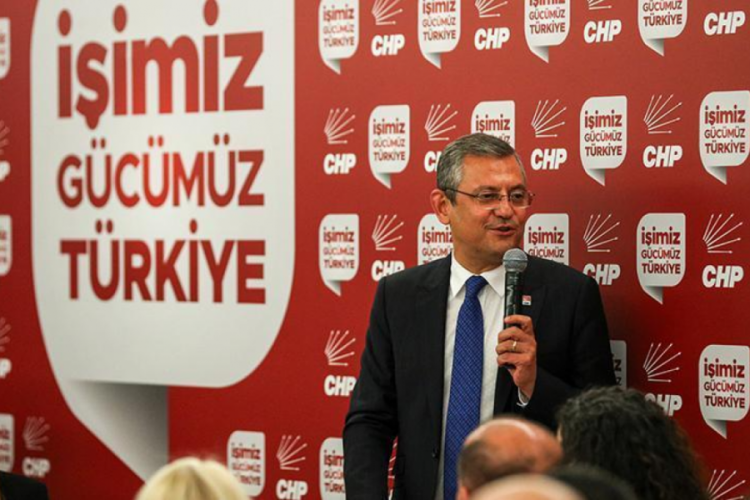 &Ouml;zg&uuml;r &Ouml;zel, partisinin genel merkezinde iftar programına katıldı