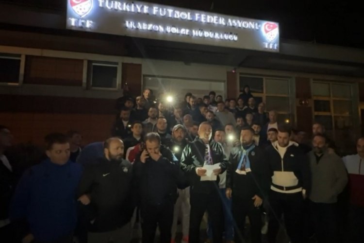Trabzonspor taraftarları TFF binası &ouml;n&uuml;nde toplandı