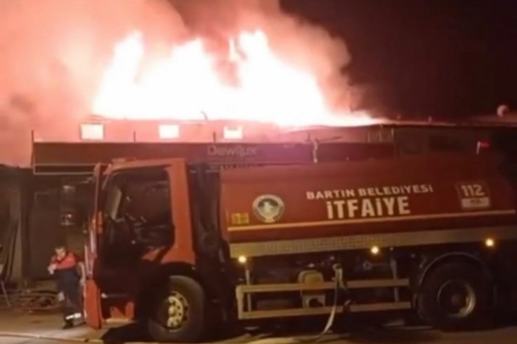 Bartın'da sanayi sitesinde 2 işyeri yandı