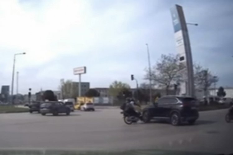 Bursa'da motosiklet ile TOGG &ccedil;arpıştı