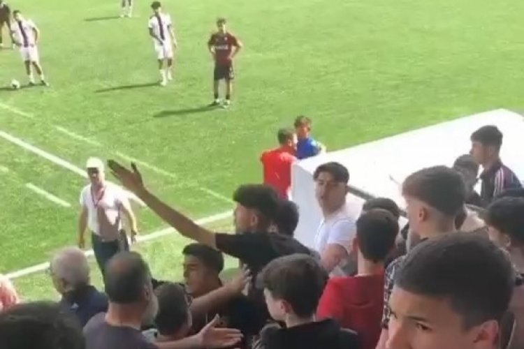 Bursa'da futbol ma&ccedil;ında &ouml;fkelenen seyirciler oyunculara bağırdı