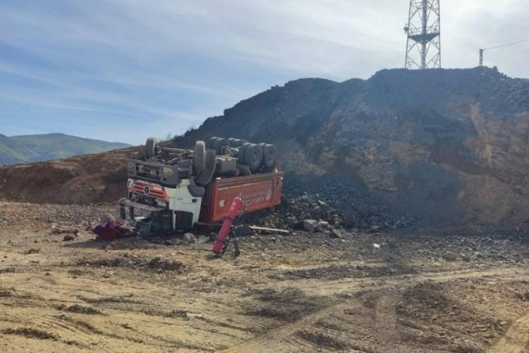 Bursa'da hafriyat kamyonu şarampole yuvarlandı! 1 yaralı