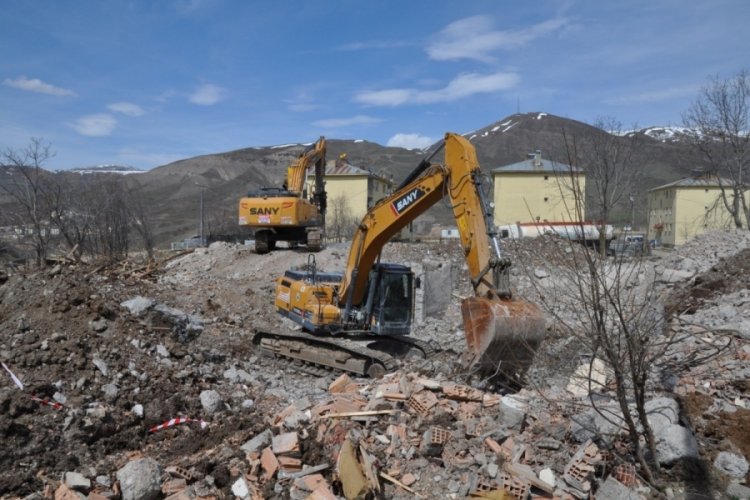 Tunceli'de ağır hasarlı binalar yıkılıyor