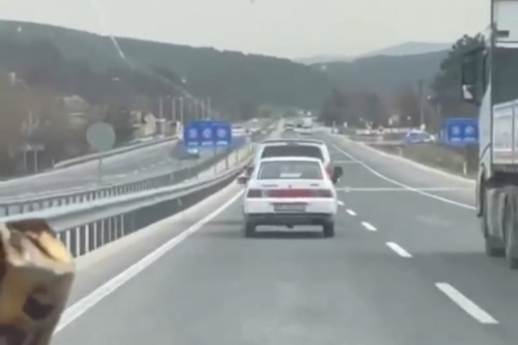 Bursa'da otomobilin tehlikeli şekilde &ccedil;ekilmesi kameraya kaydedildi