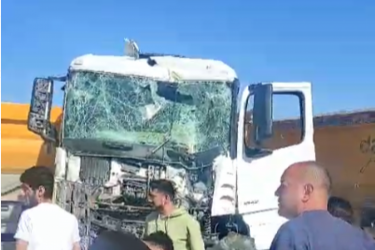 Bursa'da feci kaza: İki kamyon &ccedil;arpıştı