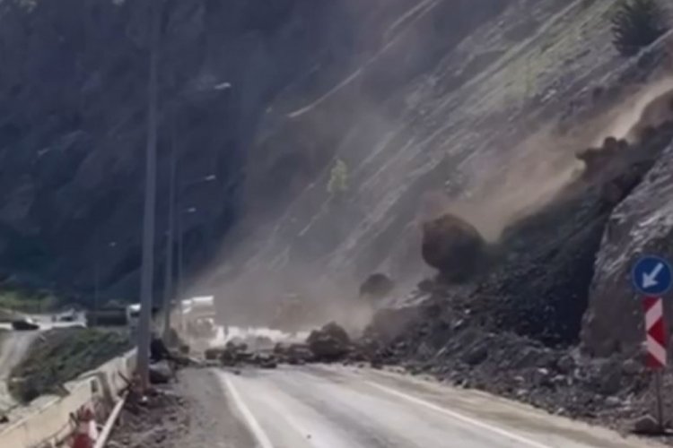 Artvin-Erzurum karayolunda heyelan