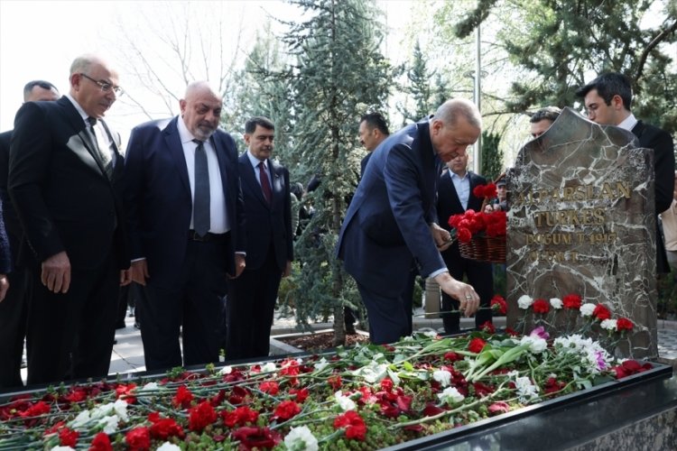 Cumhurbaşkanı Erdoğan'dan T&uuml;rkeş'in kabrine ziyaret