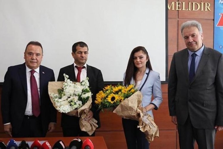 Muhittin B&ouml;cek mazbatasını aldı