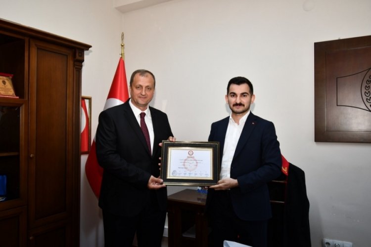 İznik Belediye Başkanı Kağan Mehmet Usta mazbatasını aldı