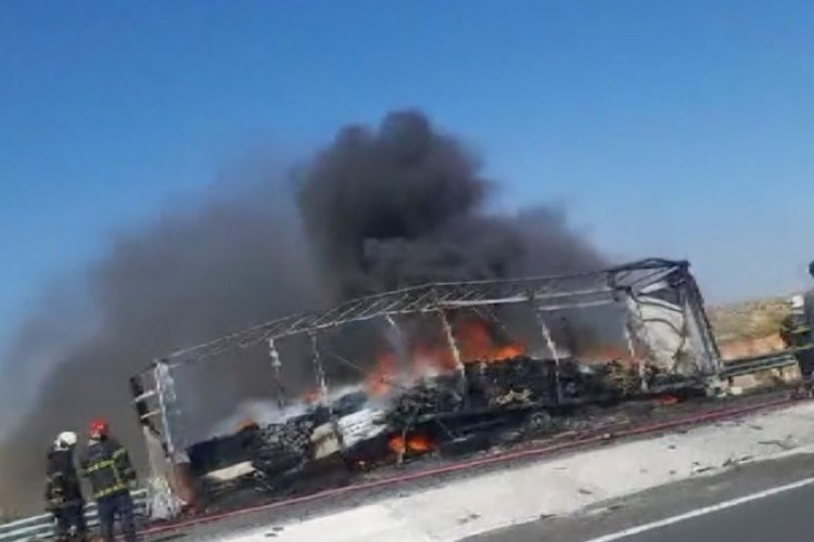 Gaziantep'te seyir halindeki bir tırın dorsesi alev alev yandı