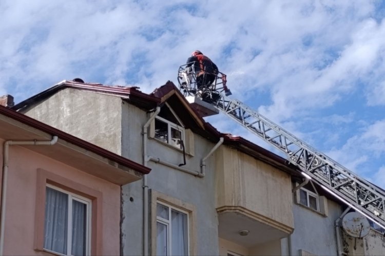 Sakarya'da 3 katlı binanın &ccedil;atısında panikleten yangın