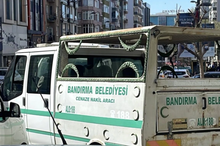 Bandırma'da cam silerken 6. kattan d&uuml;şen kadın hayatını kaybetti&nbsp;