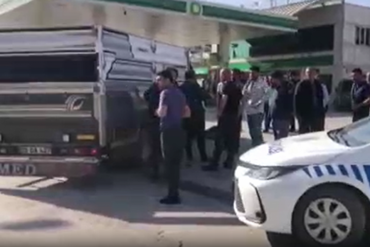 Adıyaman'da kamyonetin altında kalan s&uuml;r&uuml;c&uuml;s&uuml; yaralandı