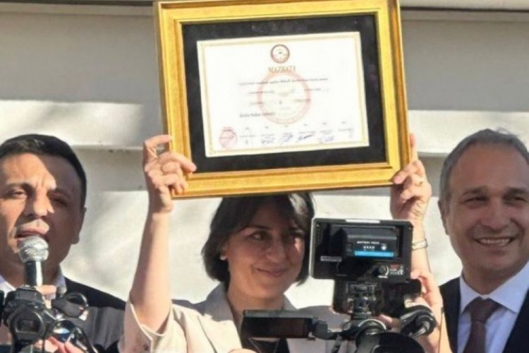 &Uuml;sk&uuml;dar Belediye Başkanı Sinem Dedetaş mazbatasını aldı