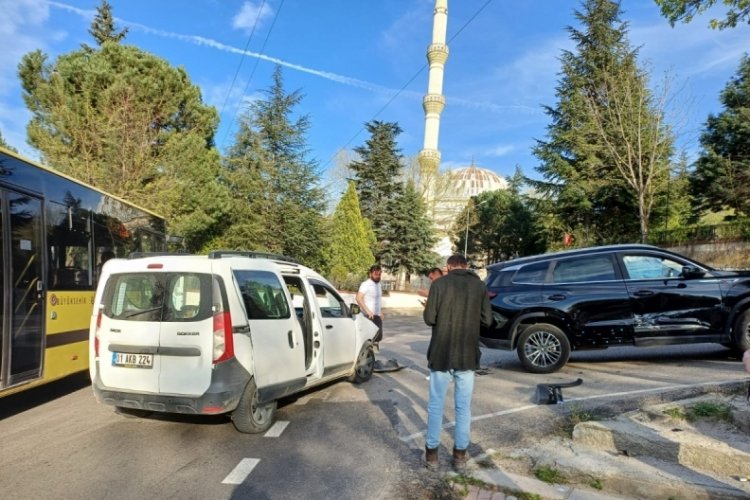 Bursa'da maddi hasarlı kaza!
