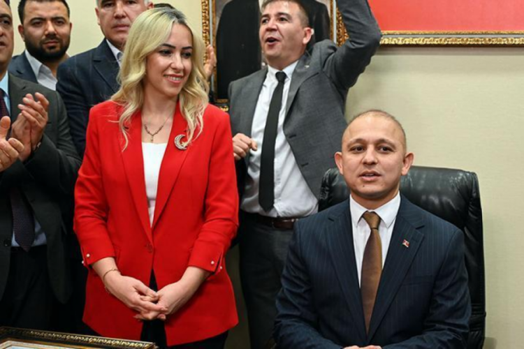 Kırıkkale Belediye Başkanı Ahmet &Ouml;nal mazbatasını aldı