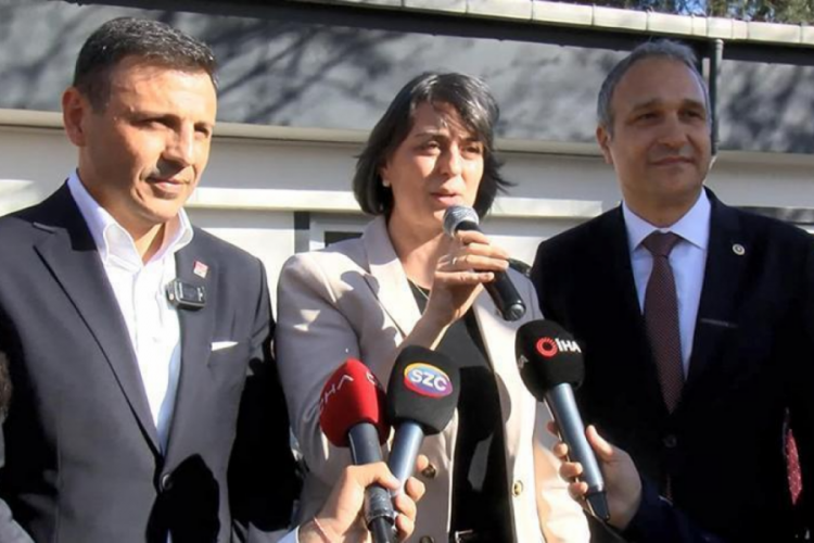 &Uuml;sk&uuml;dar Belediye Başkanı Sinem Dedetaş mazbatasını aldı