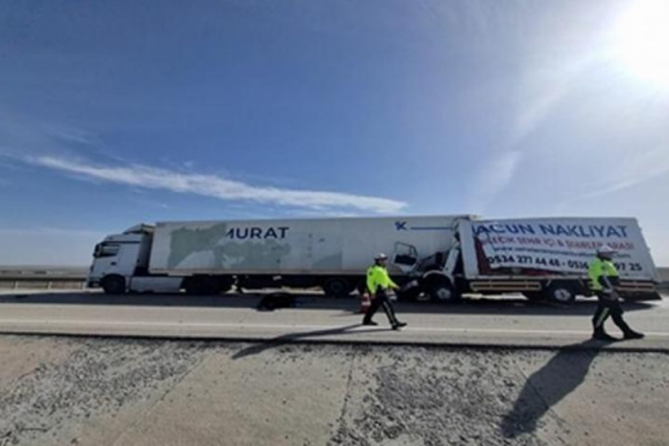 Ankara'da kamyon TIR'a arkadan &ccedil;arptı!