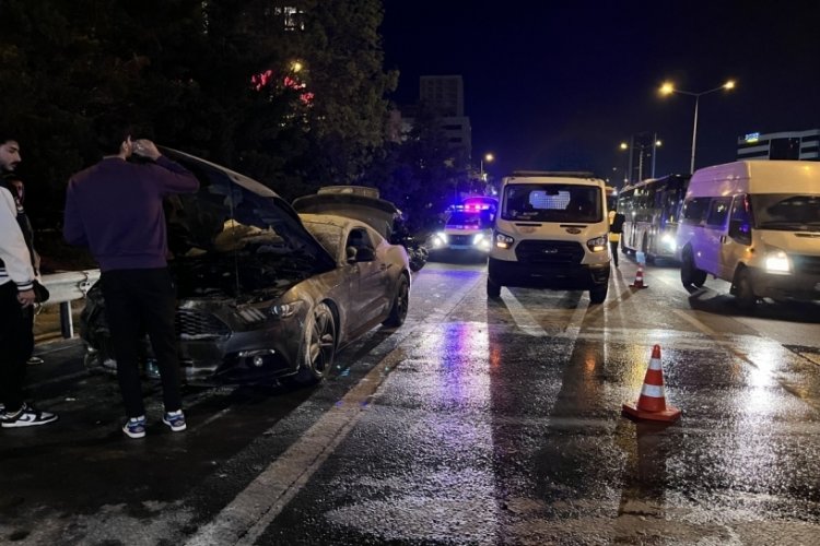 İstanbul'da l&uuml;ks otomobil alev aldı