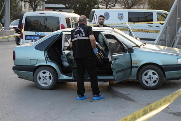Kırıkkale'de &ouml;nce kaza yaptı, sonra sevgilisini boğazından bı&ccedil;akladı!